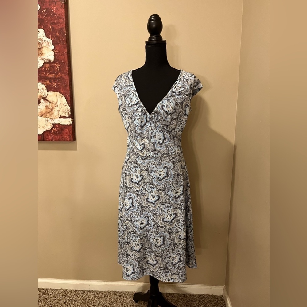 Loft Faux Wrap V-Neck Floral Dress, size 6. Lt Blue\Black & White